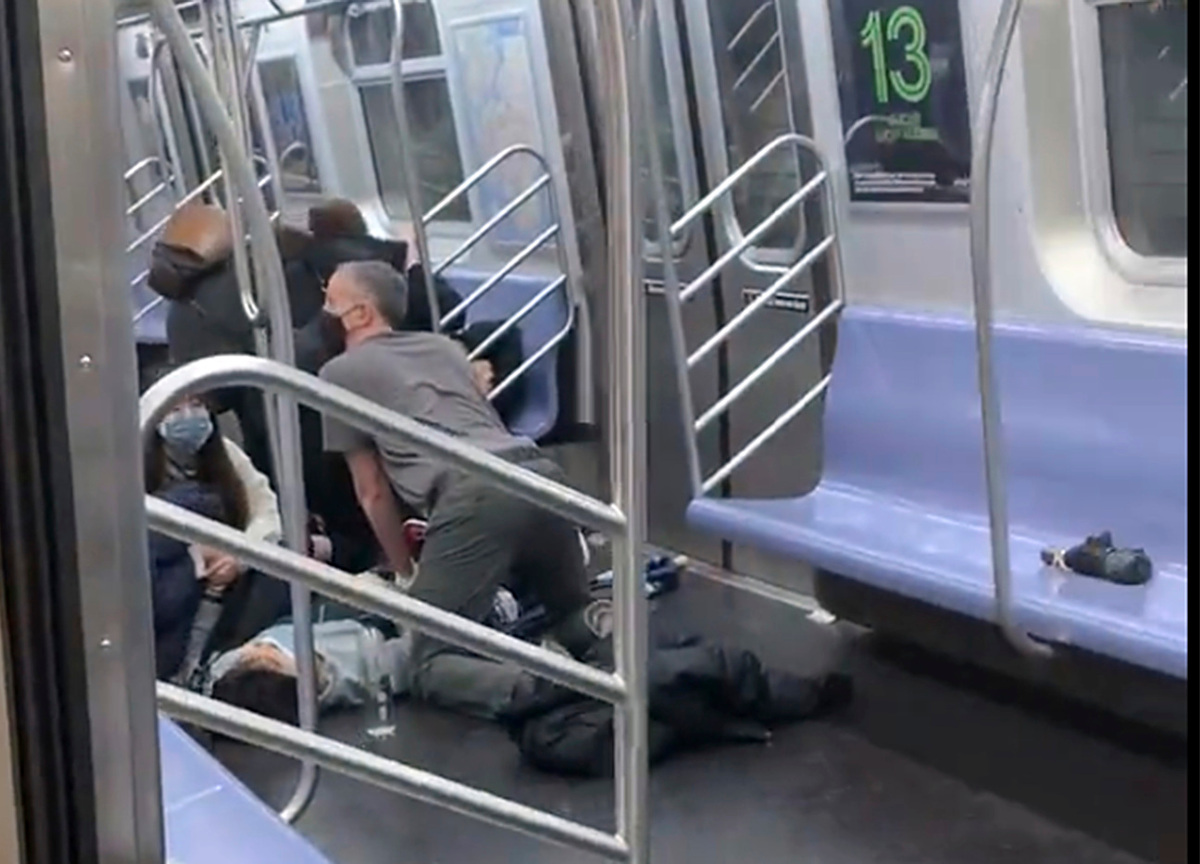 Attentato metro Brooklyn, filmata carta di credito. L’aggressore è un 62enne