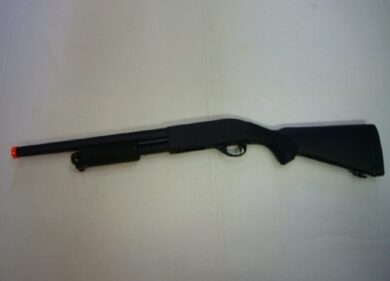 Milano, ex avvocato spara in strada usando come bersaglio foto porno