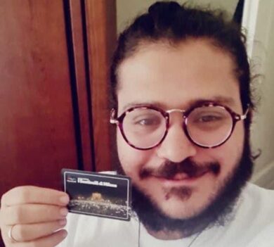 Zaky con la tessera dei Sentinelli: “Ti aspettiamo presto in Italia”