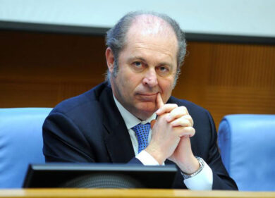 Generali, l’assemblea si avvicina e le truppe si schierano