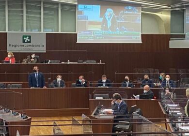 Covid, Regione Lombardia approva i lavori della commissione: è bagarre