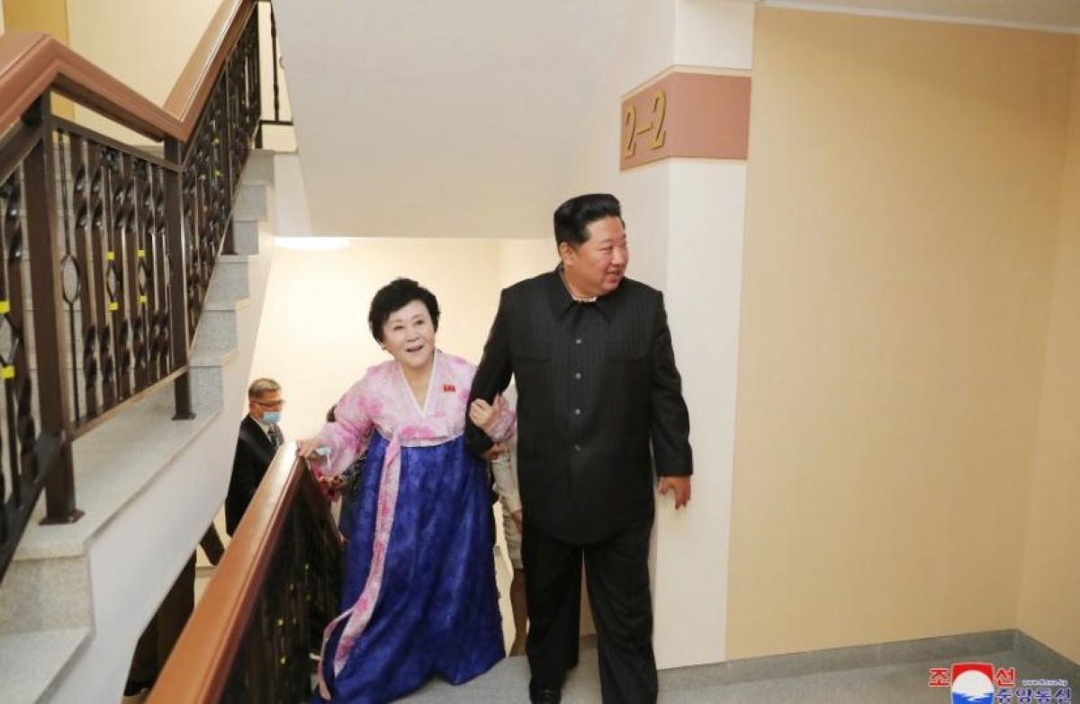 Corea Nord, Kim Jong regala una casa di lusso alla signora della tv di Stato Corea Nord, Kim Jong regala una casa di lusso alla signora della tv di Stato
