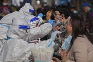Covid, parla l’esperto Tritto: “Virus mutevole, i vaccini di oggi non servono”