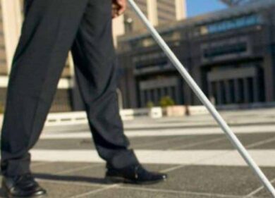 Torino, “finto cieco” si gira a guardare il lato B di una ragazza: a processo