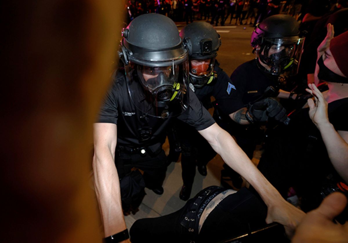 Usa, polizia uccide un afroamericano: la ricostruzione in un video choc Usa, polizia uccide un afroamericano: la ricostruzione in un video choc