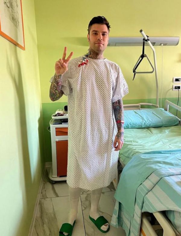 Fedez-Chiara, prima cena di coppia dopo l’operazione: “Brindo con gli enzimi” Fedez-Chiara, prima cena di coppia dopo l’operazione: “Brindo con gli enzimi”