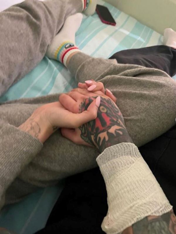 Fedez-Chiara, prima cena di coppia dopo l’operazione: “Brindo con gli enzimi” Fedez-Chiara, prima cena di coppia dopo l’operazione: “Brindo con gli enzimi”