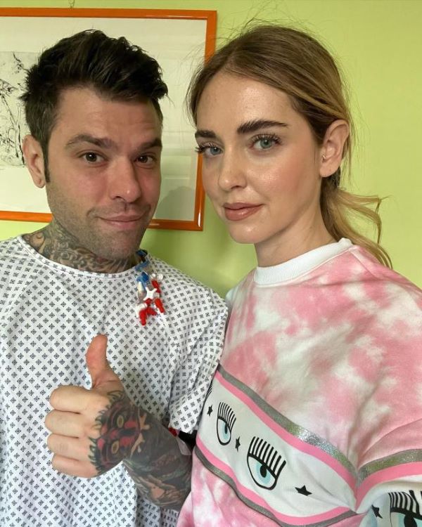 Fedez-Chiara, prima cena di coppia dopo l’operazione: “Brindo con gli enzimi” Fedez-Chiara, prima cena di coppia dopo l’operazione: “Brindo con gli enzimi”