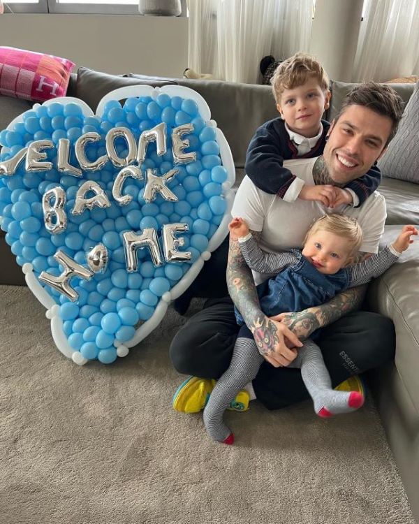 Fedez-Chiara, prima cena di coppia dopo l’operazione: “Brindo con gli enzimi” Fedez-Chiara, prima cena di coppia dopo l’operazione: “Brindo con gli enzimi”