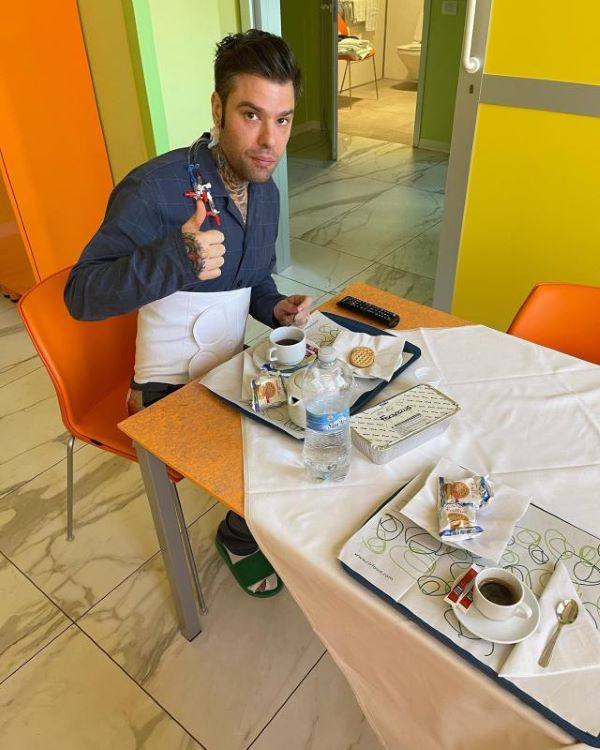 Fedez-Chiara, prima cena di coppia dopo l’operazione: “Brindo con gli enzimi” Fedez-Chiara, prima cena di coppia dopo l’operazione: “Brindo con gli enzimi”