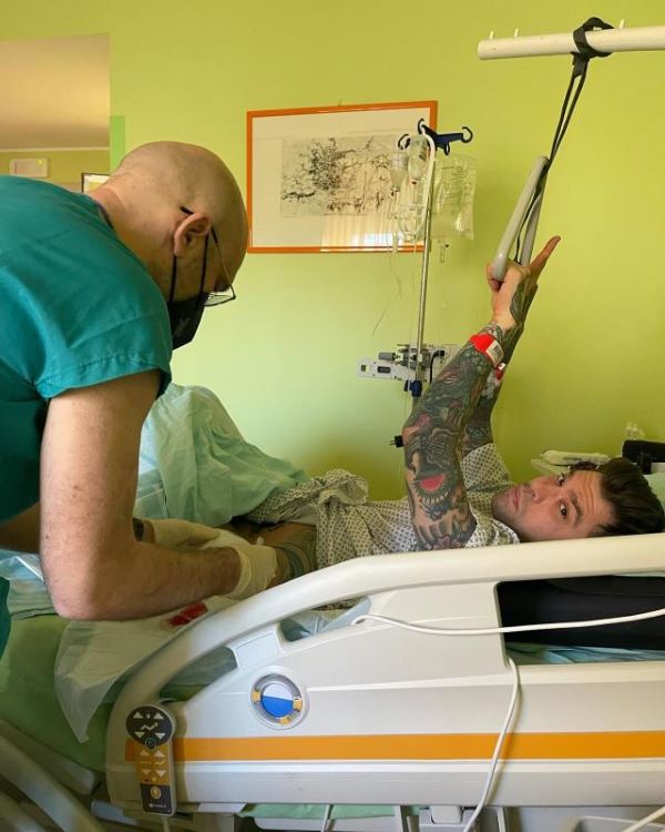 Fedez-Chiara, prima cena di coppia dopo l’operazione: “Brindo con gli enzimi” Fedez-Chiara, prima cena di coppia dopo l’operazione: “Brindo con gli enzimi”