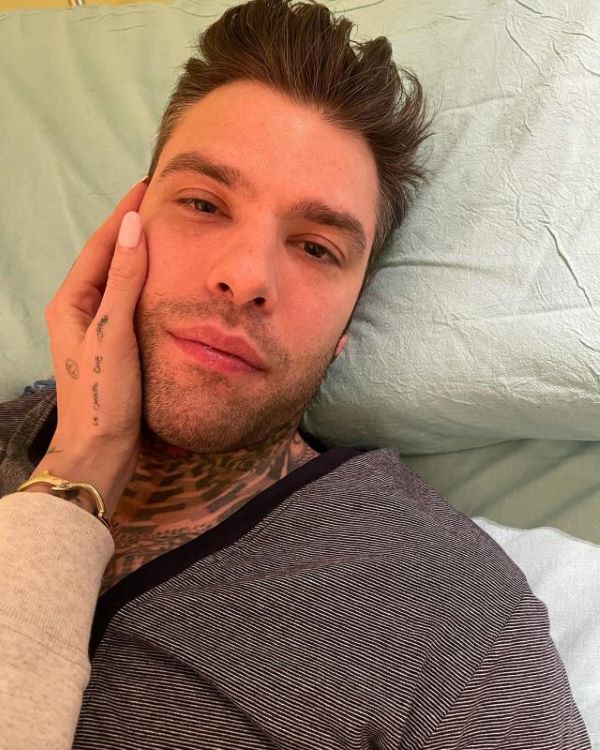 Fedez-Chiara, prima cena di coppia dopo l’operazione: “Brindo con gli enzimi” Fedez-Chiara, prima cena di coppia dopo l’operazione: “Brindo con gli enzimi”
