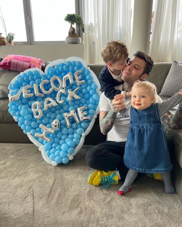 Fedez-Chiara, prima cena di coppia dopo l’operazione: “Brindo con gli enzimi” Fedez-Chiara, prima cena di coppia dopo l’operazione: “Brindo con gli enzimi”