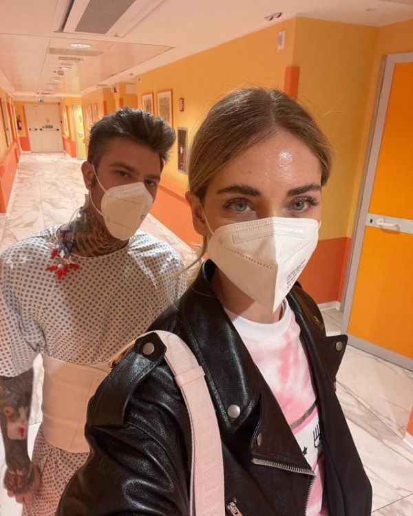 Fedez-Chiara, prima cena di coppia dopo l’operazione: “Brindo con gli enzimi” Fedez-Chiara, prima cena di coppia dopo l’operazione: “Brindo con gli enzimi”