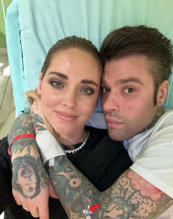 Fedez-Chiara, prima cena di coppia dopo l’operazione: “Brindo con gli enzimi” Fedez-Chiara, prima cena di coppia dopo l’operazione: “Brindo con gli enzimi”