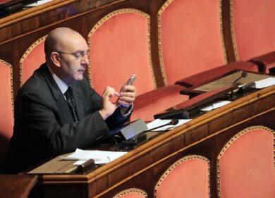 M5s, Petrocelli vuole sfiduciare Draghi. E rilancia la fronte contro Conte