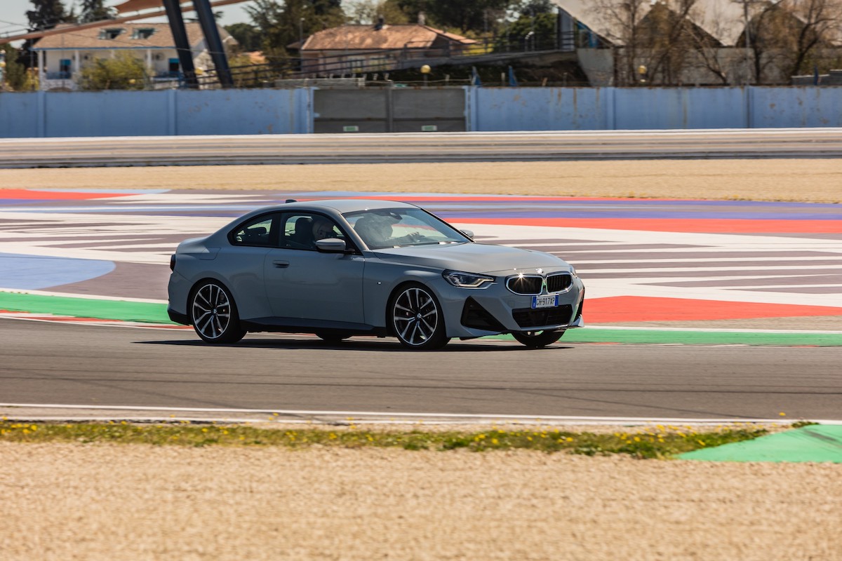 BMW 230i Coupé: un nuovo motore e stemmi per celebrare il 50° del Marchio M