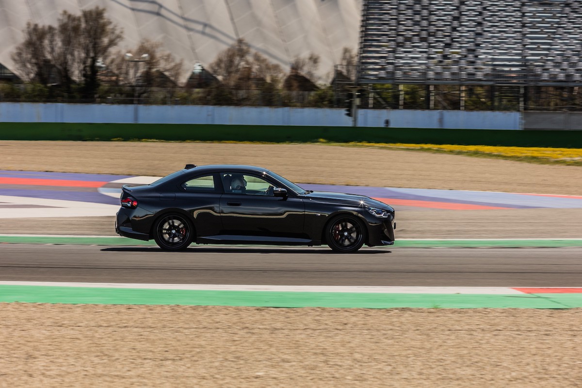 BMW 230i Coupé: un nuovo motore e stemmi per celebrare il 50° del Marchio M