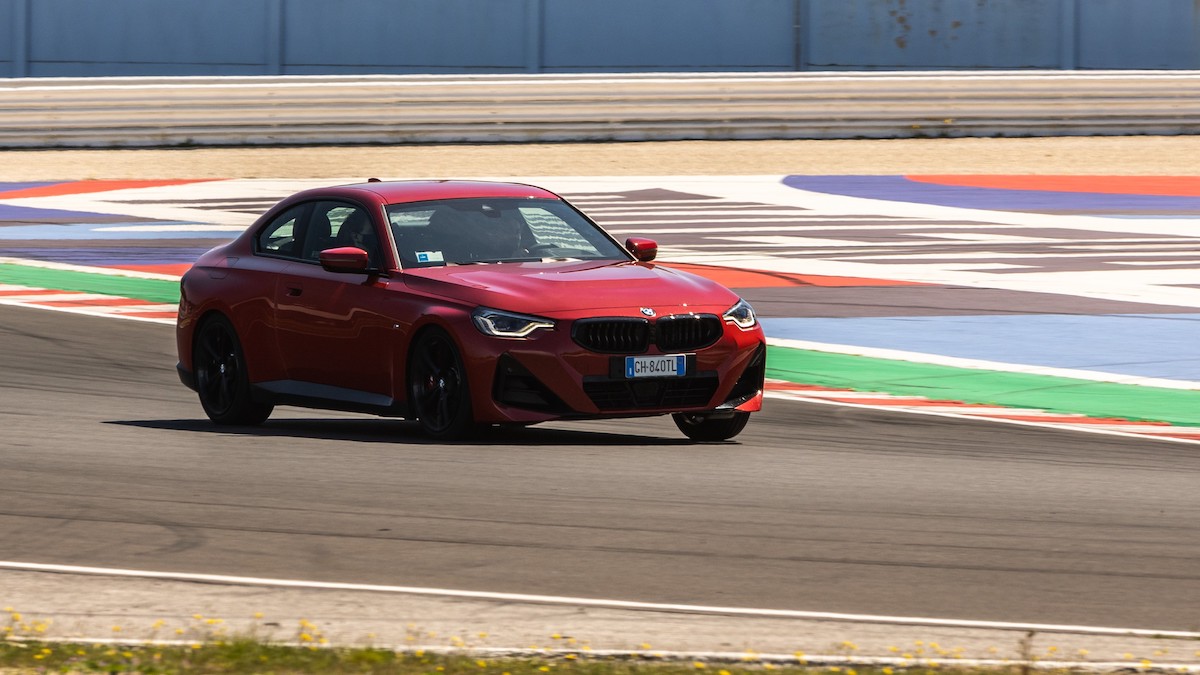 BMW 230i Coupé: un nuovo motore e stemmi per celebrare il 50° del Marchio M