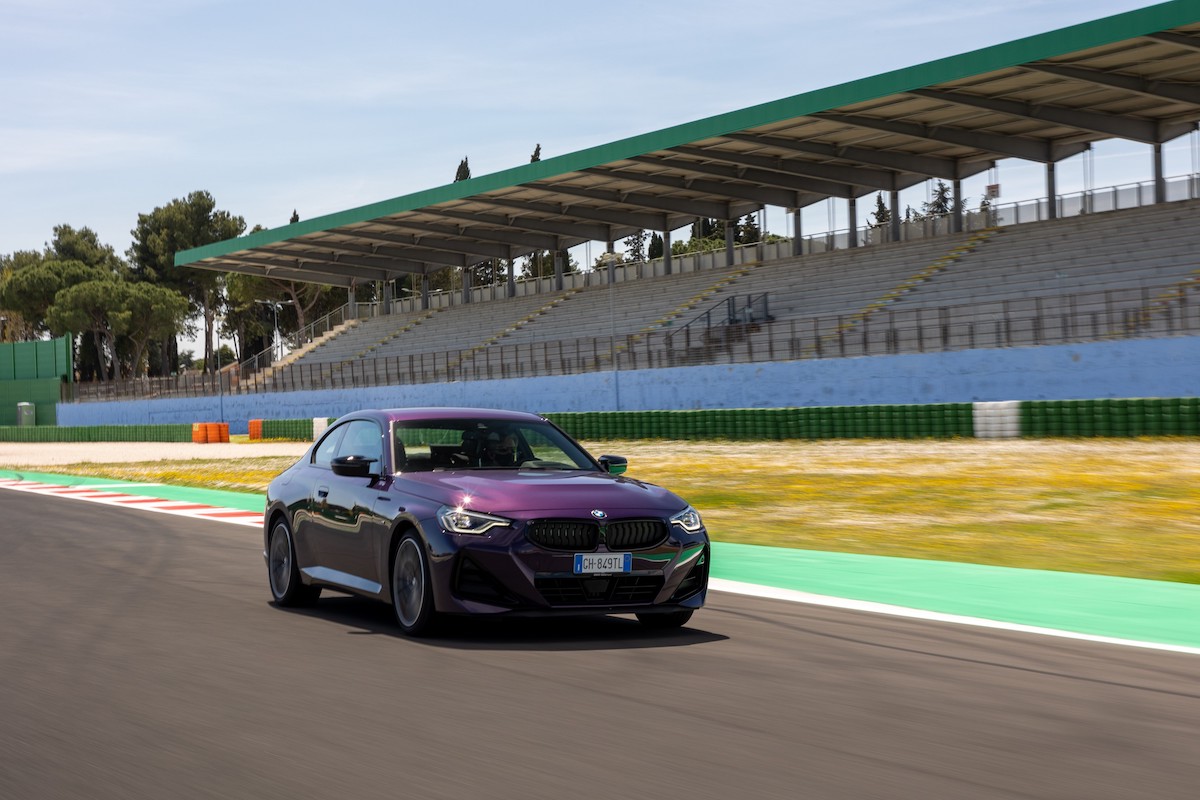 BMW 230i Coupé: un nuovo motore e stemmi per celebrare il 50° del Marchio M