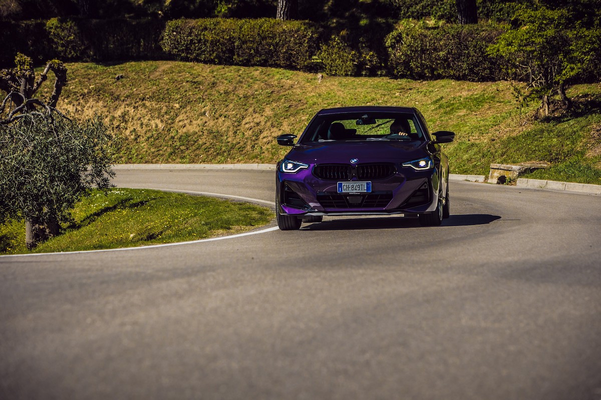 BMW 230i Coupé: un nuovo motore e stemmi per celebrare il 50° del Marchio M