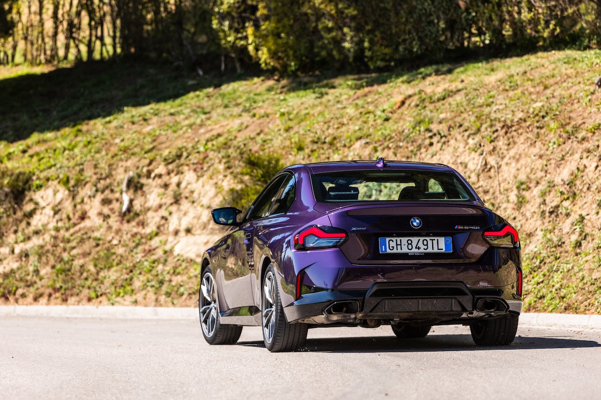 BMW 230i Coupé: un nuovo motore e stemmi per celebrare il 50° del Marchio M
