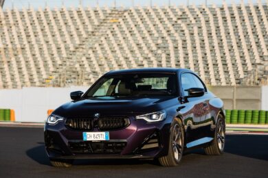 BMW 230i Coupé: un nuovo motore e stemmi per celebrare il 50° del Marchio M