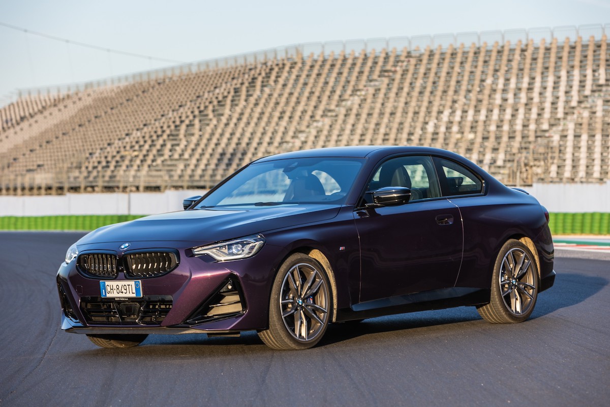 BMW 230i Coupé: un nuovo motore e stemmi per celebrare il 50° del Marchio M