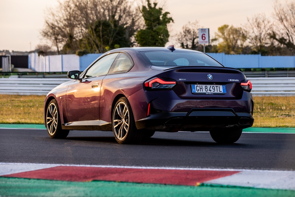 BMW 230i Coupé: un nuovo motore e stemmi per celebrare il 50° del Marchio M