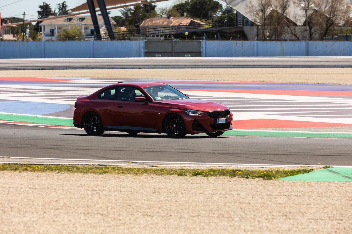 BMW 230i Coupé: un nuovo motore e stemmi per celebrare il 50° del Marchio M