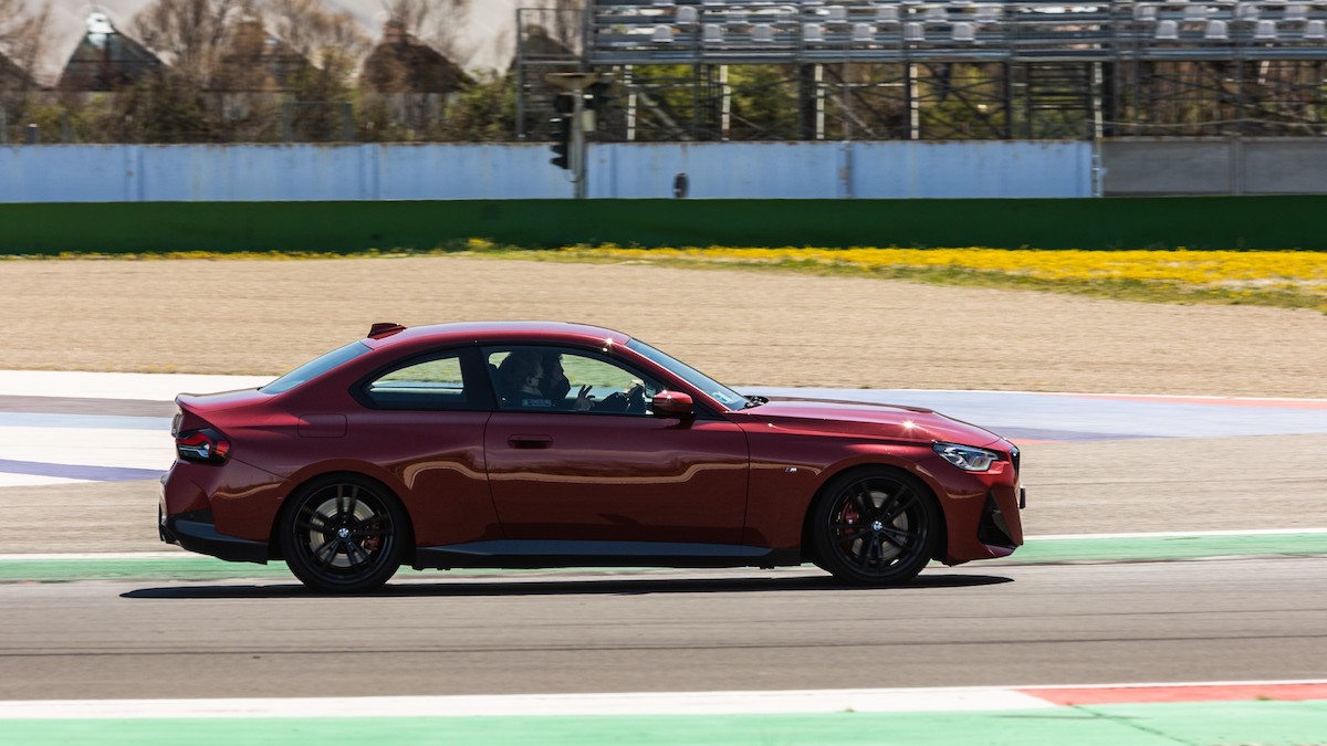 BMW 230i Coupé: un nuovo motore e stemmi per celebrare il 50° del Marchio M