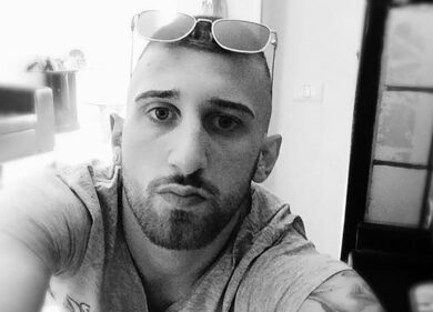 Napoli, 25enne ucciso nella notte di Pasqua: 8 colpi da 2 killer in scooter