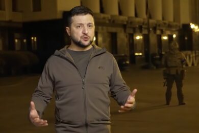 Ucraina, Zelensky: “Non cederemo il Donbass. Macron venga a vedere genocidio”