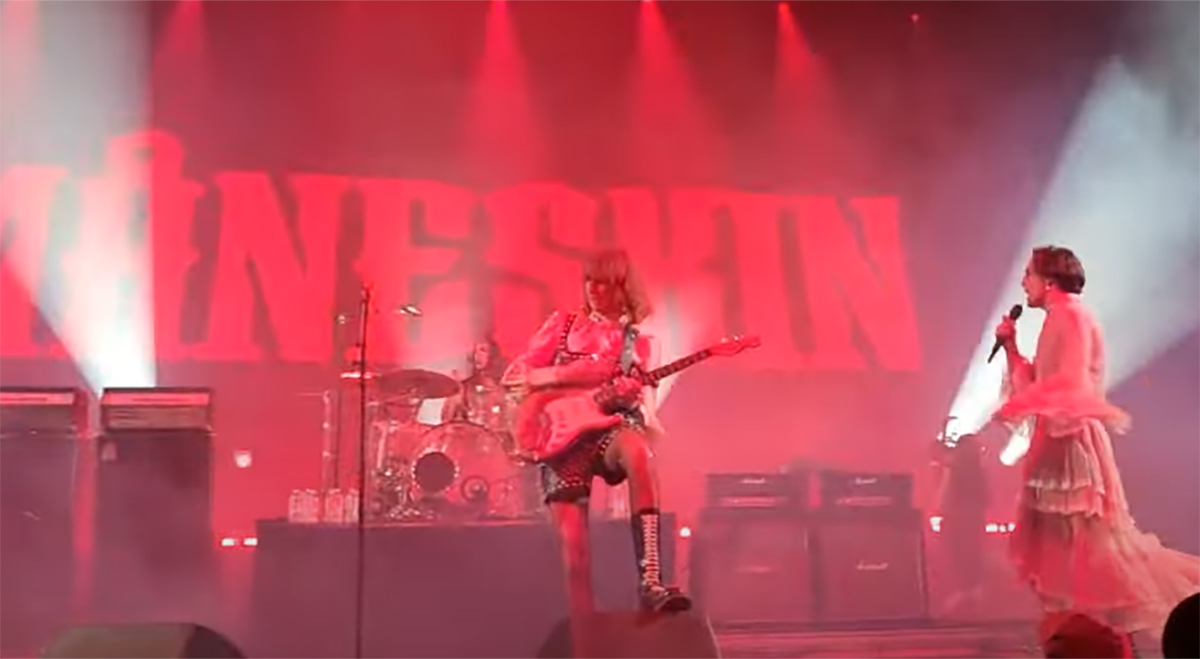 Maneskin, trionfo al Coachella: Damiano cita Charlie Chaplin, vestito da donna Maneskin, trionfo al Coachella: Damiano cita Charlie Chaplin, vestito da donna