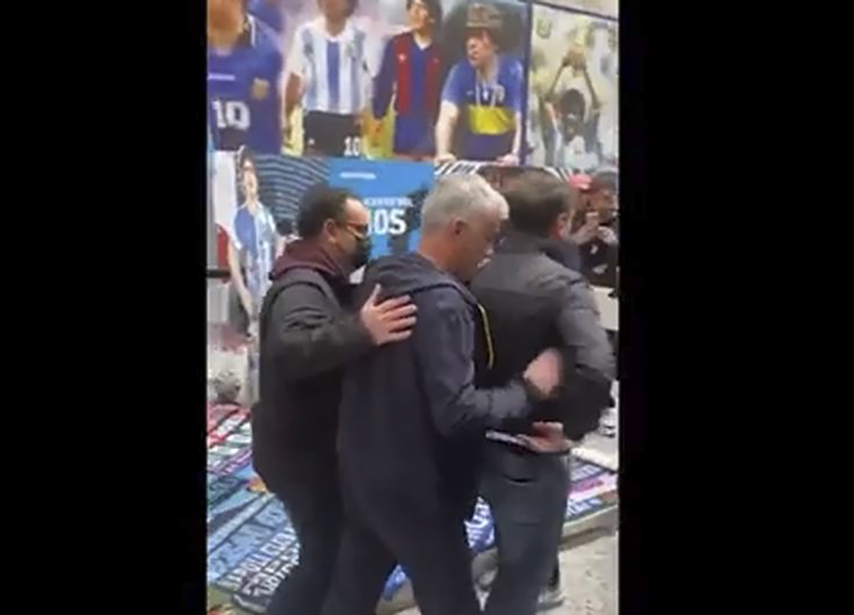 Mourinho depone fiori sotto il murales di Maradona a Napoli Mourinho depone fiori sotto il murales di Maradona a Napoli
