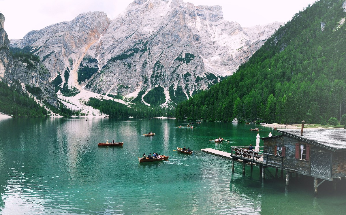 Trentino, cede il ghiaccio del lago di Braies: otto persone in ospedale Trentino, cede il ghiaccio del lago di Braies: otto persone in ospedale