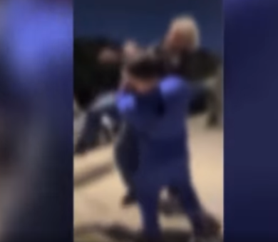 Baby gang picchia e butta in un cassonetto un anziano. VIDEO