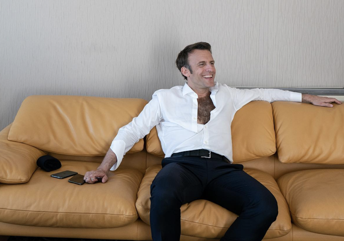 Macron con la camicia aperta mostra il petto villoso: bufera in Francia