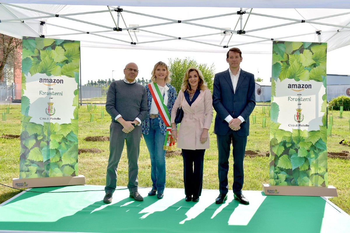 Amazon aderisce a ‘ForestaMi’, piantati 200 alberi a Pioltello Amazon aderisce a ‘ForestaMi’, piantati 200 alberi a Pioltello