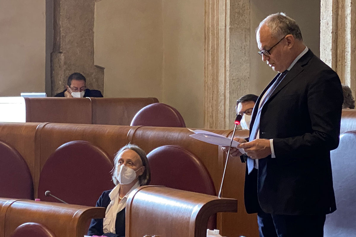 Rifiuti Roma, il Campidoglio diventa bolgia: “Gualtieri sei come Bertolaso” Rifiuti Roma, il Campidoglio diventa bolgia: “Gualtieri sei come Bertolaso”