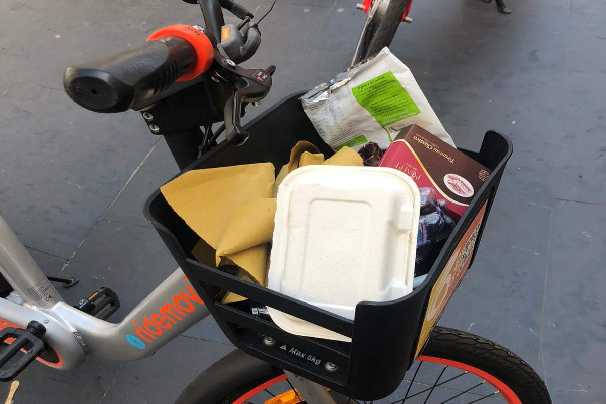 Fendi chiude gli occhi. A largo Goldoni le bici come cestini dei rifiuti Fendi chiude gli occhi. A largo Goldoni le bici come cestini dei rifiuti