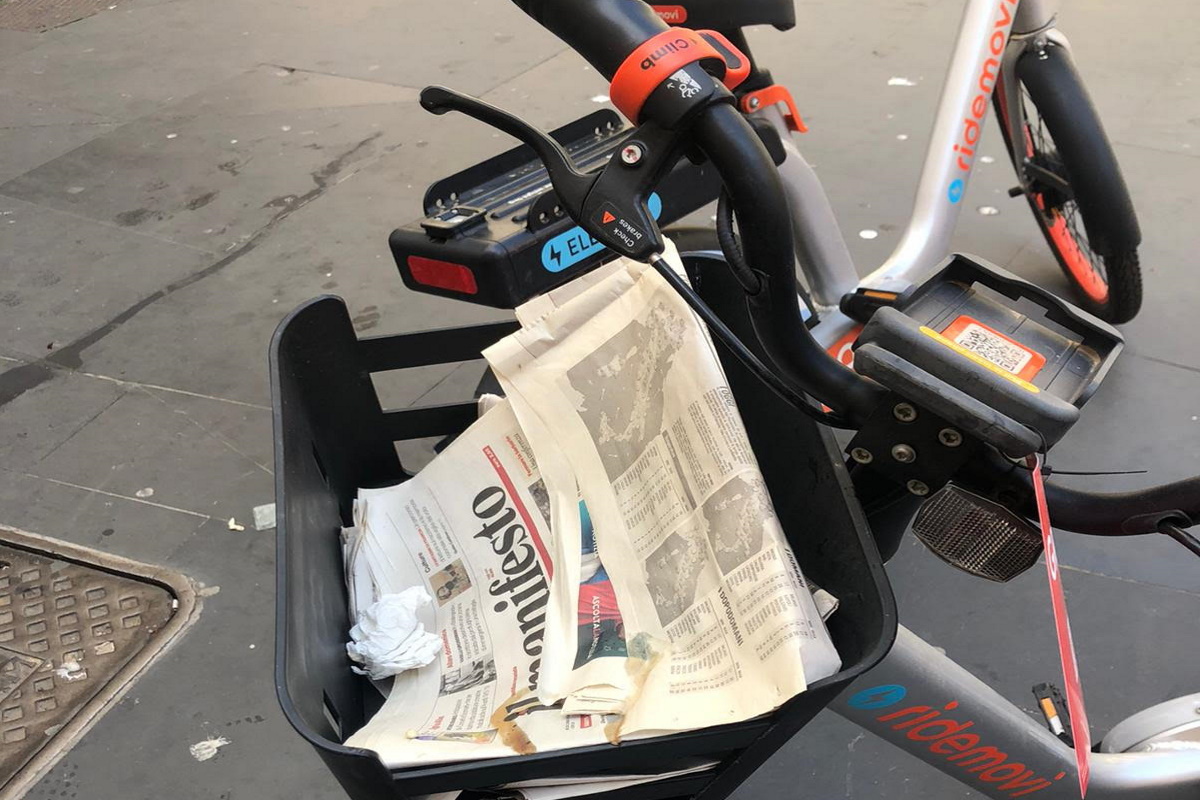 Fendi chiude gli occhi. A largo Goldoni le bici come cestini dei rifiuti Fendi chiude gli occhi. A largo Goldoni le bici come cestini dei rifiuti