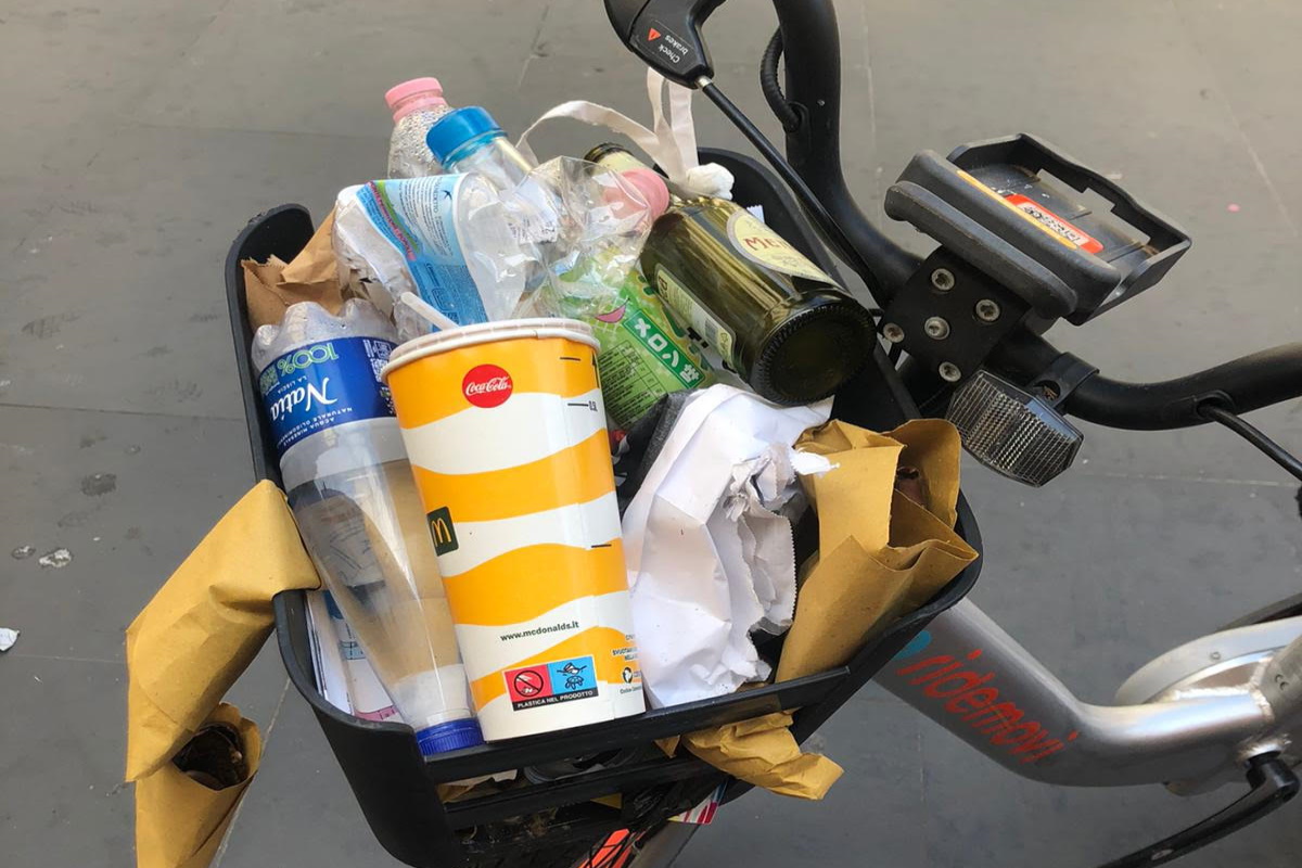 Fendi chiude gli occhi. A largo Goldoni le bici come cestini dei rifiuti Fendi chiude gli occhi. A largo Goldoni le bici come cestini dei rifiuti