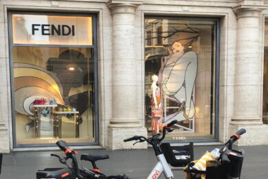 Fendi chiude gli occhi. A largo Goldoni le bici come cestini dei rifiuti