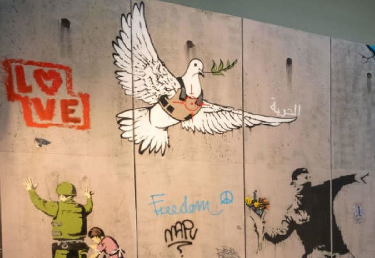 L’artista russo che disegna colombe per la pace contro la guerra in Ucraina L’artista russo che disegna colombe per la pace contro la guerra in Ucraina