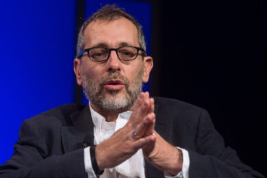 Piazzapulita, bufera social sull’invito a Bannon. “Cretini sempre all’opera”