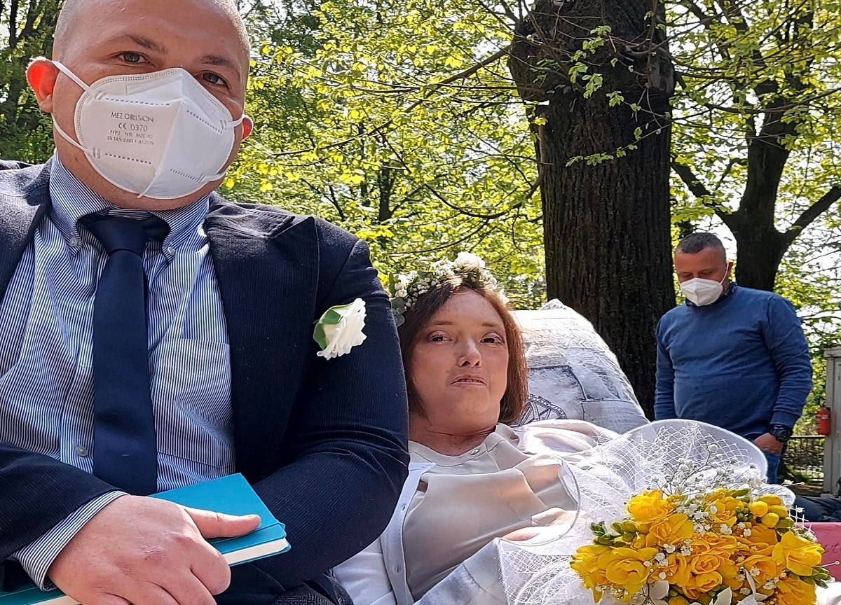 Milano: sposa il compagno nell’hospice pochi giorni prima di morire. FOTO Milano: sposa il compagno nell’hospice pochi giorni prima di morire. FOTO