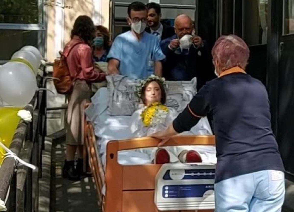 Milano: sposa il compagno nell’hospice pochi giorni prima di morire. FOTO Milano: sposa il compagno nell’hospice pochi giorni prima di morire. FOTO