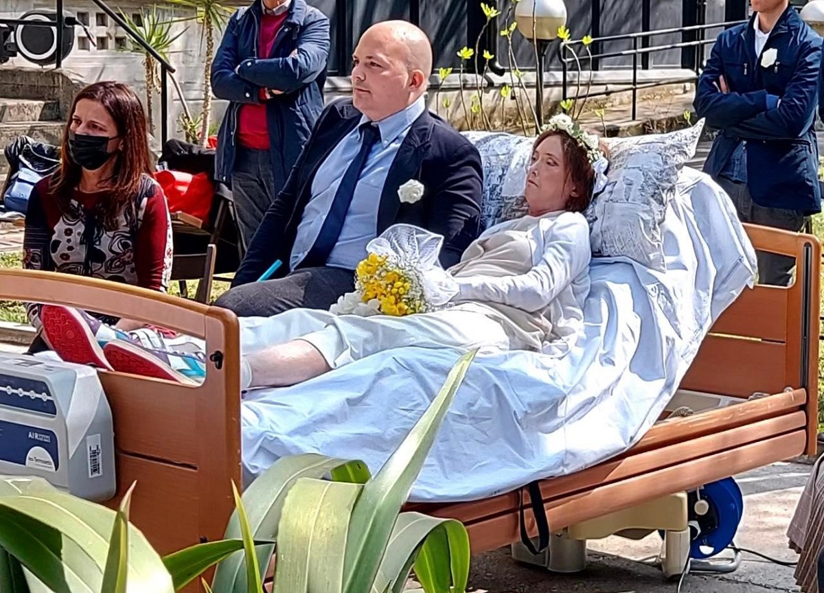 Milano: sposa il compagno nell’hospice pochi giorni prima di morire. FOTO Milano: sposa il compagno nell’hospice pochi giorni prima di morire. FOTO