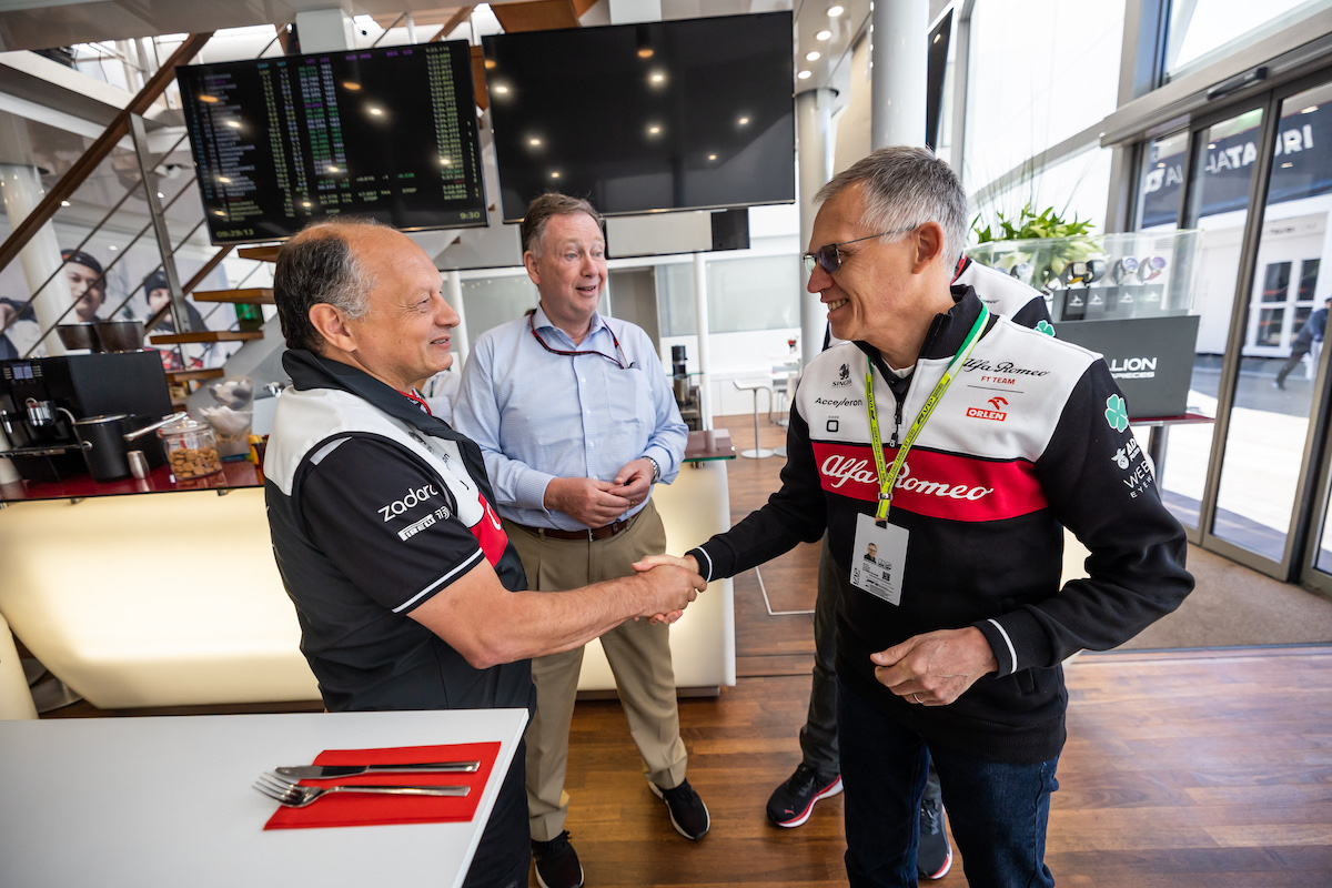 Carlos Tavares raggiunge il GP di Imola alla guida della nuova Tonale